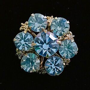 VINTAGE 1950s small ice-blue / baby blue rhinestone snowflake style broch / pin